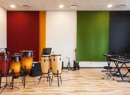 fraster, filt, felt cover, rumafskærmning, roomdivider, akustik, uld filt, inspiration, design, indretning, afskærmning, filtgardin, anne trolles skole